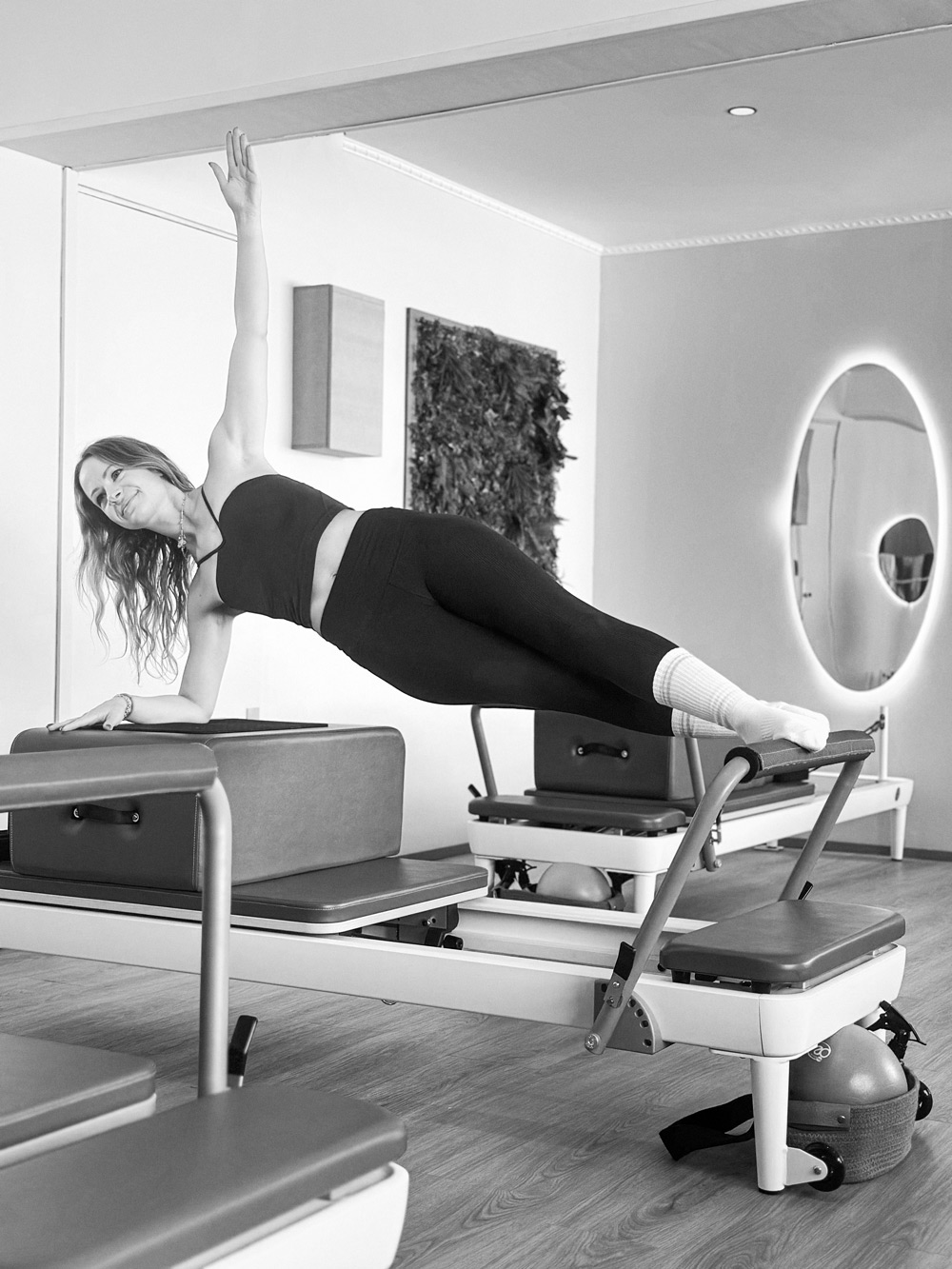 Johanne Dumas enseignant le Pilates Reformer à Antibes au Studio Terranga